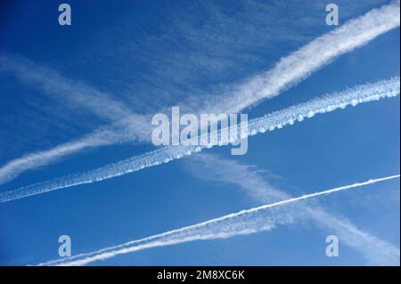 air, ciel, voyage, voyage, , air, stries chimiques, stries de condensation, chemitrails, poison, poison dans l'air, chemitrail terraform Banque D'Images