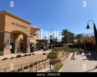 Vue extérieure des magasins d'usine du centre commercial Desert Hills Premium Outlets - Cabazon, Californie, États-Unis - 2022 Banque D'Images