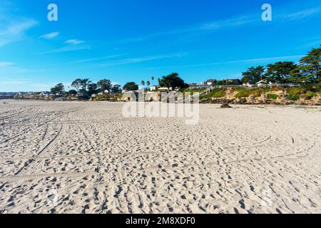 Marches à pied aléatoires et pistes pour véhicules sur la plage de Seabright State Beach. Quartier résidentiel de Santa Cruz sur une falaise. Banque D'Images