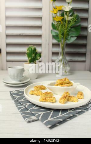 Petits gâteaux Kasengel ou fromage servis sur une assiette blanche. Il est souvent servi comme une collation pendant Eid al-Fitr. Banque D'Images