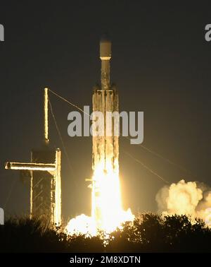 Cape Canaveral, États-Unis. 15th janvier 2023. Une fusée SpaceX Falcon Heavy est lancée à partir du PAD 39A au Kennedy Space Center, vu de la station de la Force spatiale du Cap Canaveral à Cape Canaveral. La mission de l'USSF 67 transporte des charges utiles militaires pour les États-Unis Force spatiale. Crédit : SOPA Images Limited/Alamy Live News Banque D'Images