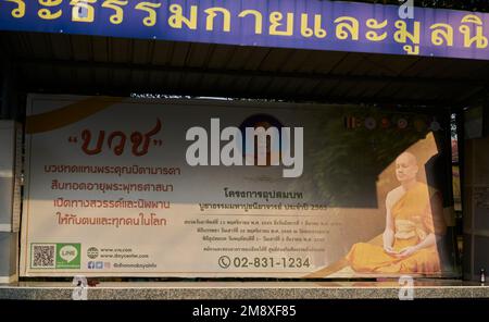 Un arrêt de bus local parrainé par un temple, est illuminé d'une manière intéressante par la lumière du soleil du soir, prise à Pathumthani, Thaïlande, en janvier 2023. Banque D'Images