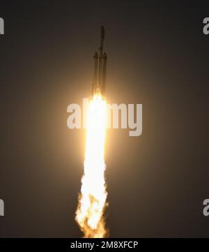 Cape Canaveral, États-Unis. 15th janvier 2023. Une fusée SpaceX Falcon Heavy est lancée à partir du PAD 39A au Kennedy Space Center, vu de la station de la Force spatiale du Cap Canaveral à Cape Canaveral. La mission de l'USSF 67 transporte des charges utiles militaires pour les États-Unis Force spatiale. (Photo de Paul Hennessy/SOPA Images/Sipa USA) crédit: SIPA USA/Alay Live News Banque D'Images