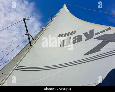 Une grande voile complète sur un yacht à voile Banque D'Images