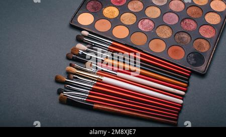 brosse à maquillage et palette professionnelle d'ombres à paupières pour une beauté féminine Banque D'Images