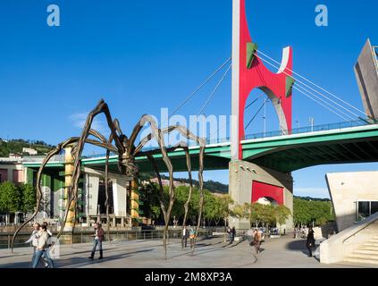 Détail architectural du musée Guggenheim de Bilbao, un musée d'art moderne et contemporain conçu par l'architecte canadien-américain Frank Gehry Banque D'Images