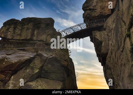 Monument culturel Externsteine, gros plan avec pont, ciel du soir, vue d'en dessous, Horn-Bad Meinberg, Forêt de Teutoburg, Rhénanie-du-Nord-Westphalie Banque D'Images