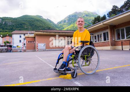 Portrait d'une personne handicapée vêtue de jaune en fauteuil roulant dans la cour d'école Banque D'Images