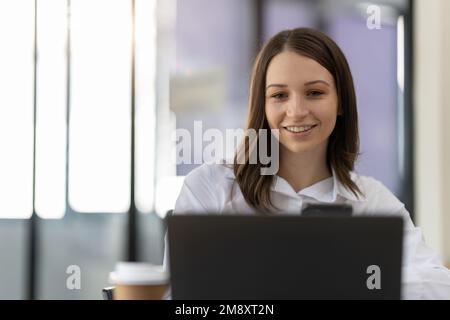 Portrait d'une femme d'affaires millénaire souriante. bonne femme patron posant en tête de prise de vue pour l'entreprise photoshoot, confiant réussi Banque D'Images