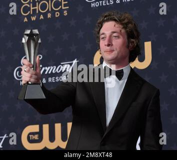 Los Angeles, États-Unis. 15th janvier 2023. Jeremy Allen White apparaît en coulisses avec le prix du meilleur acteur dans une série Comedy pour ???The Bear??? Au cours des prix du choix des critiques annuels 28th au Fairmont Century Plaza de Los Angeles, dimanche, 15 janvier 2023. Photo de Jim Ruymen/UPI crédit: UPI/Alay Live News Banque D'Images