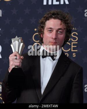 Los Angeles, États-Unis. 15th janvier 2023. Jeremy Allen White apparaît en coulisses avec le prix du meilleur acteur dans une série de comédie pour « l'ours » lors des prix du choix des critiques annuels 28th au Fairmont Century Plaza de Los Angeles, dimanche, 15 janvier 2023. Photo de Jim Ruymen/UPI crédit: UPI/Alay Live News Banque D'Images