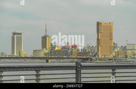 6th octobre Pont, Skyline, immeuble de bureaux, Corniche du Nil, Le Caire, Égypte Banque D'Images