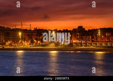 Plage de Barceloneta au crépuscule (Barcelone, Catalogne, Espagne) ESP : la playa de la Barceloneta en el crepúsculo (Barcelone, Catalogne, Espagne) Banque D'Images