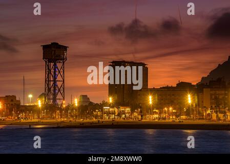 Plage de Barceloneta au crépuscule (Barcelone, Catalogne, Espagne) ESP : la playa de la Barceloneta en el crepúsculo (Barcelone, Catalogne, Espagne) Banque D'Images