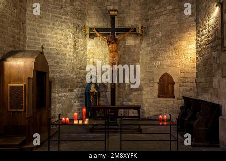 Crucifix dans l'une des chapelles de l'abside de la Basilique de Santa Maria del Mar (Barcelone, Catalogne, Espagne) ESP: Crucifijo en Santa Maria del Mar Banque D'Images