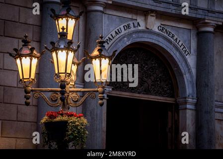 Détail d'un lampadaire illuminé la nuit devant le Palais de la Generalitat de Catalogne (Barcelone, Catalogne, Espagne) Banque D'Images