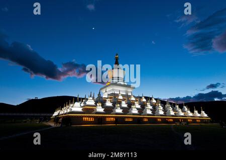 Blue Hour over Tibetan Choerten, complexe de Stupa à Dabba, ancien Kham, comté de Daocheng, comté de Garze, Himalaya, Sichuan, Tibet de l'est, Tibet, Chine Banque D'Images