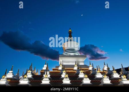 Blue Hour over Tibetan Choerten, complexe de Stupa à Dabba, ancien Kham, comté de Daocheng, comté de Garze, Himalaya, Sichuan, Tibet de l'est, Tibet, Chine Banque D'Images