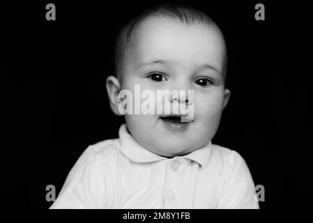 Portrait noir et blanc de bébé garçon en train de rire Banque D'Images