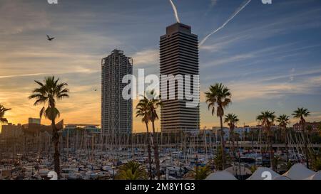 Tour MAPFRE et Hotel Arts au coucher du soleil, vue du port olympique (Barcelone, Catalogne, Espagne) ESP: Torre Mapfre y Hotel Arts al atardecer, BCN Banque D'Images