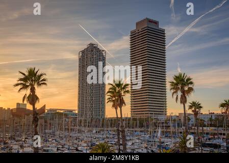 Tour MAPFRE et Hotel Arts au coucher du soleil, vue du port olympique (Barcelone, Catalogne, Espagne) ESP: Torre Mapfre y Hotel Arts al atardecer, BCN Banque D'Images