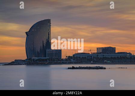 Hotel W Vela au coucher du soleil, vu de la plage de Barceloneta (Barcelone, Catalogne, Espagne) ESP: Hotel W Vela al atardecer, visto desde la playa. Espagne Banque D'Images