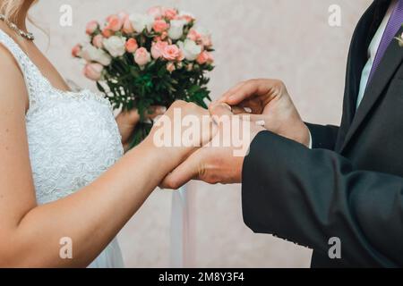 cérémonie de mariage d'échange d'anneaux d'or entre la mariée et le marié Banque D'Images