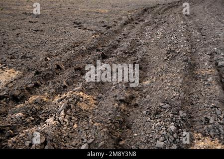 Le champ arable est prêt pour les travaux agricoles de printemps. Sol noir labouré Banque D'Images