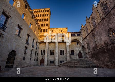 Place de la Plaça del Rei et tour Mirador del Rei Martí au lever du soleil, dans le quartier gothique de Barcelone (Catalogne, Espagne) Banque D'Images