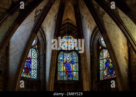 Vitraux et arches des voûtes de l'abside à l'intérieur de la basilique de Santa Maria del Mar (Barcelone, Catalogne, Espagne) Banque D'Images