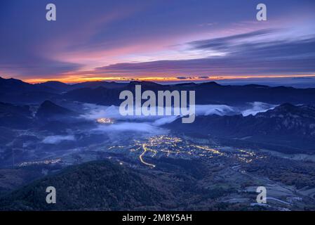 Lever du soleil dans la vallée de Vall de Lord avec brouillard sur le réservoir et nuages rougeâtres. Vue de Port del Comte (Solsonès, Lleida, Catalogne, Espagne) Banque D'Images