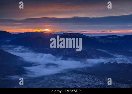 Lever du soleil dans la vallée de Vall de Lord avec brouillard sur le réservoir et nuages rougeâtres. Vue de Port del Comte (Solsonès, Lleida, Catalogne, Espagne) Banque D'Images