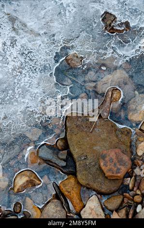 Les galets sont couverts de glace le long d'un ruisseau dans le canyon de Kaskaskia, dans le parc national de Starved Rock, comté de LaSalle, Illinois Banque D'Images