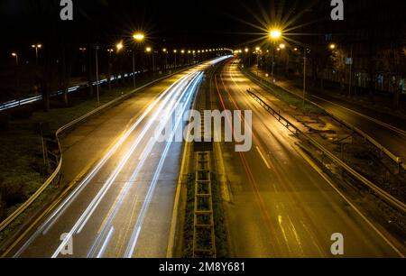 16 janvier 2023, Hessen, Francfort-sur-le-main: Longue exposition de la circulation sur l'autoroute 648. Photo: Hannes P. Albert/dpa Banque D'Images