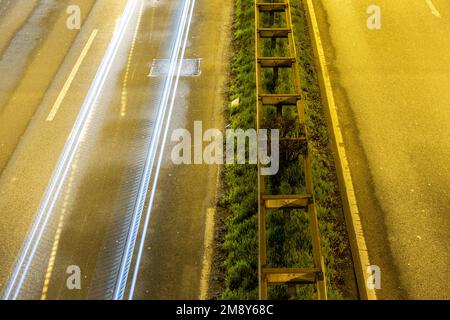 16 janvier 2023, Hessen, Francfort-sur-le-main: Longue exposition de la circulation sur l'autoroute 648. Photo: Hannes P. Albert/dpa Banque D'Images