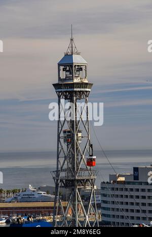 La tour de Jaume j'ai vu du téléphérique du port un matin d'hiver (Barcelone, Catalogne, Espagne) ESP: La torre de Jaume I vista desde el teleferico Banque D'Images