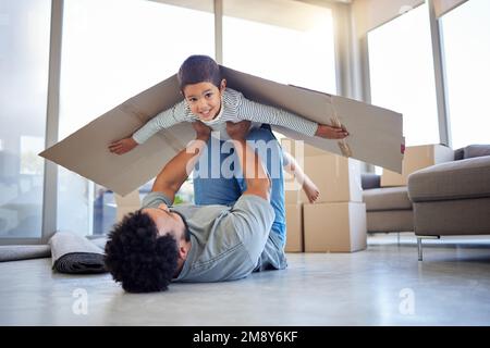 Laissez libre cours à votre imagination. un jeune père jouant avec son fils à la maison. Banque D'Images