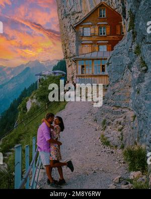 Ebenalp, Suisse couple visitez la célèbre auberge de montagne aescher au milieu du sentier de randonnée, aescher Wildkichi. Banque D'Images