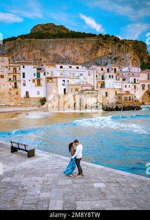 Couple en vacances en Sicile, visite de la vieille ville de Cefalu, coucher de soleil sur la plage de Cefalu Sicile, la vieille ville de Cefalu Sicilia vue panoramique sur le village coloré.Italie Banque D'Images