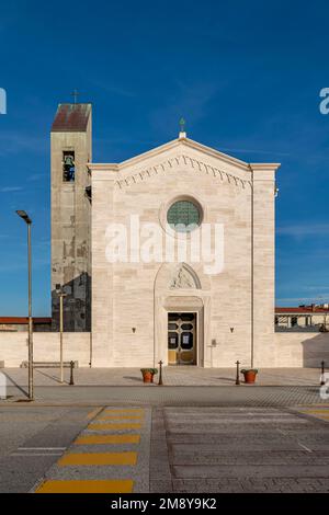 Eglise de Santa Maria Assunta, Marina di Pisa, Italie, par une journée ensoleillée Banque D'Images