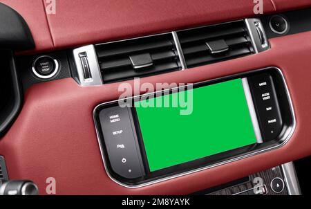 Moniteur en voiture avec écran vierge isolé utilisé pour les cartes de navigation et le GPS. Écran vert isolé avec touche chroma. Affichage de la voiture avec écran vert vierge. Banque D'Images