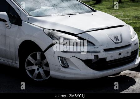 Minsk, Bélarus, janvier 2023 - voiture Peugeot cassée. collision automobile Banque D'Images