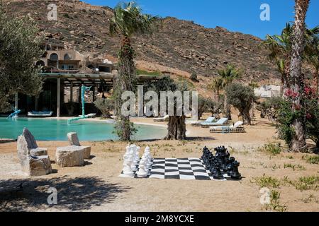 IOS, Grèce - 6 juin 2021 : vue d'un chessboard géant de la taille de la vie à la plage d'iOS Grèce Banque D'Images