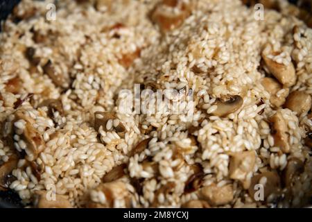 Processus de cuisson du risotto. Riz Arborio dans une poêle à frire dans la cuisine maison. Plat de cuisine italienne Banque D'Images