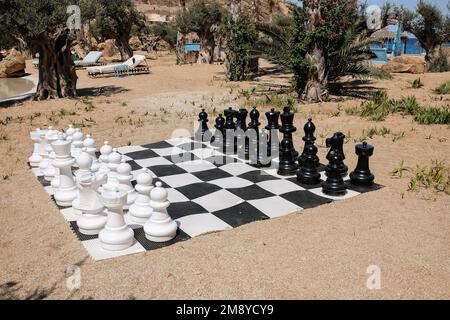 IOS, Grèce - 6 juin 2021 : vue d'un chessboard géant de la taille de la vie à la plage d'iOS Grèce Banque D'Images