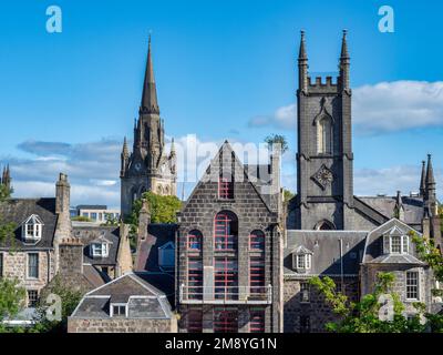 Bâtiments plus anciens sur les gratte-ciel d'Aberdeen vus de Union Terrace Banque D'Images