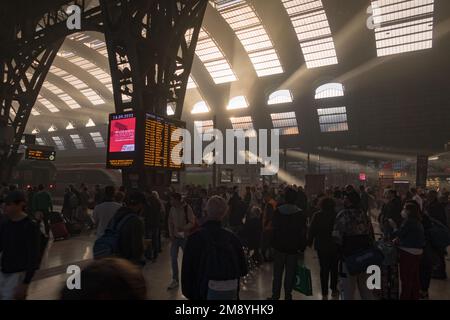 Vue sur la gare centrale de Milan au coucher du soleil Banque D'Images