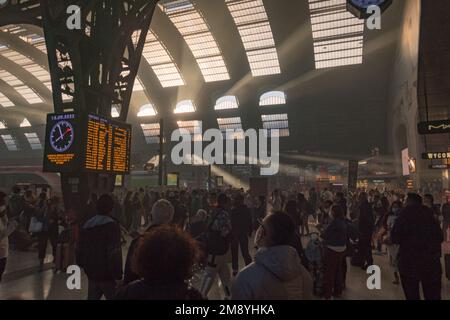 Vue sur la gare centrale de Milan au coucher du soleil Banque D'Images