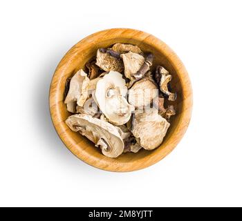 Divers champignons séchés en tranches dans un bol isolé sur fond blanc. Banque D'Images