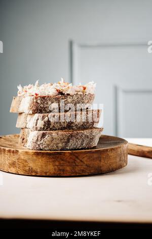 Pain de seigle avec saindoux, ail et poivre. Hors-d'œuvre de cuisine ukrainienne. Banque D'Images